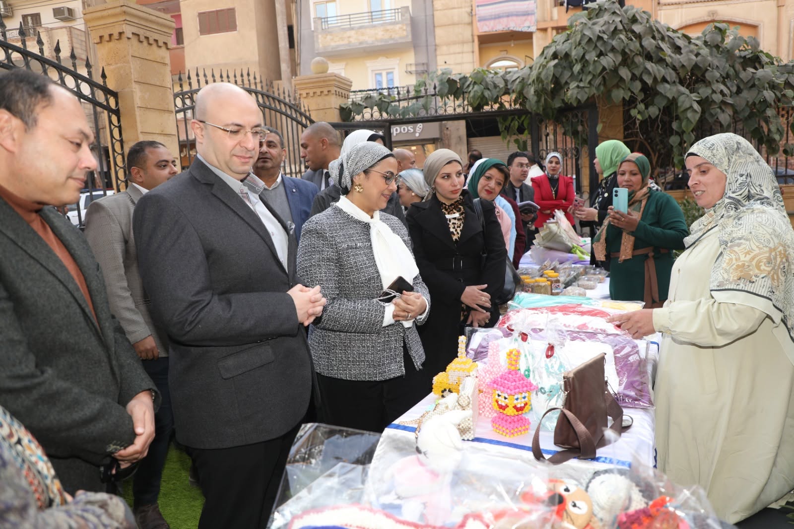 محافظ بني سويف يتفقد معرض المنتجات والحرف اليدوية