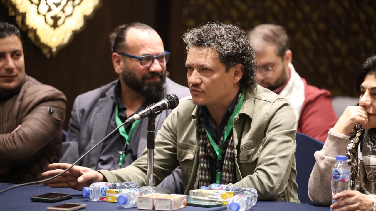 مخرج عرض "فريجيدير": الجسد على المسرح لغة موازية للكلمة وتحتاج تدريباً صارماً