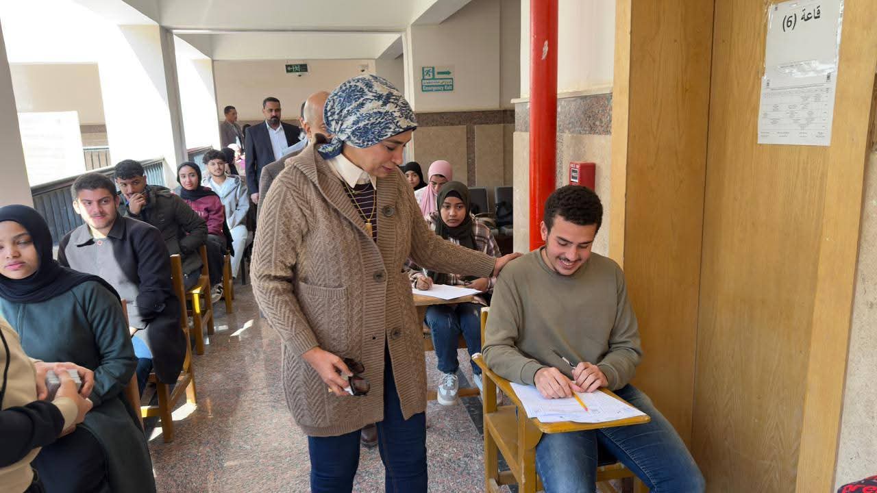 رئيس جامعة الأقصر تتفقد سير الامتحانات بكليات العلوم والتربية والطب