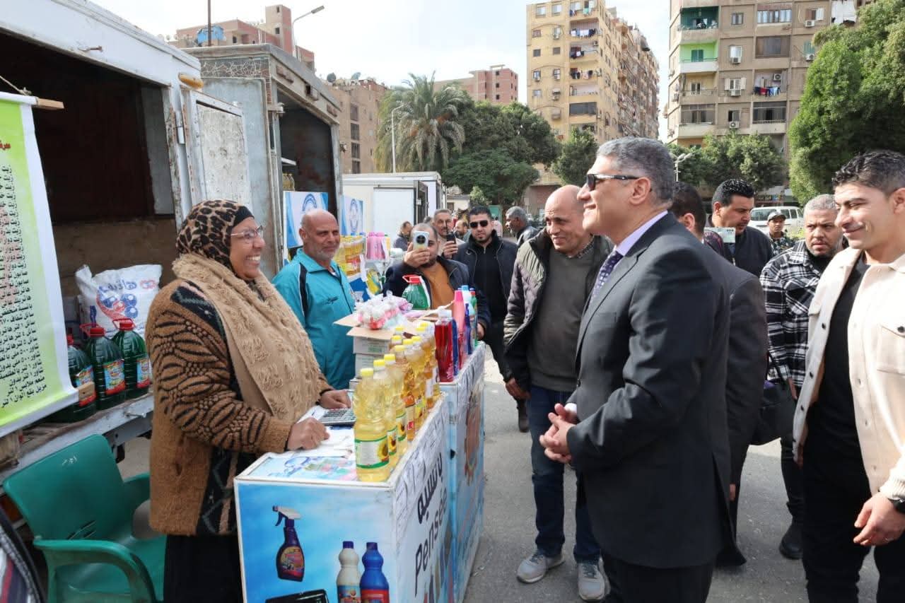 محافظ الجيزة يفتتح سوق اليوم الواحد بشارع الصوامع في حي إمبابة
