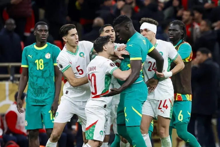 فوضى وشغب في نهائي أفريقيا.. جماهير السنغال تقتحم الملعب وتشتبك مع الأمن المغربي