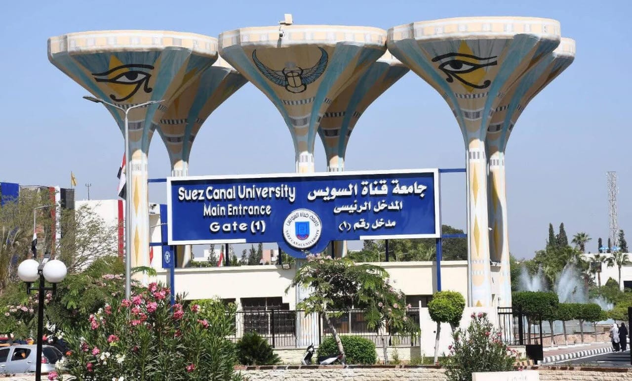 جامعة قناة السويس تعلن عن جائزة "وسام التميز الذهبي للعاملين" لعام 2026​في إطار سعيها المستمر نحو تطوير المنظومة الإدارية وربط البحث العلمي بخدمة المجتمع، أعلن الدكتور ناصر مندور رئيس جامعة قناة السويس عن فتح باب الترشح لجائزة "وسام التميز الذهبي للعاملين" بالجامعة، وذلك بناءً على موافقة مجلس الجامعة بجلسته المنعقدة في أكتوبر 2025.