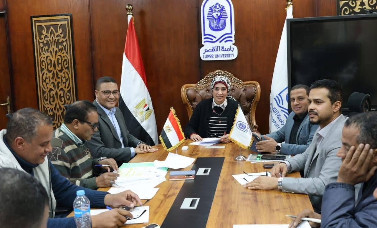 رئيس جامعة الأقصر تترأس اجتماع لجنة المنشآت لمتابعة المشروعات الجارية