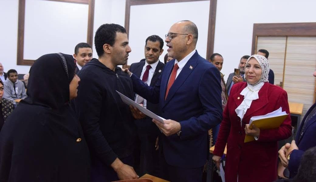 في الجامعة المصرية الصينية.. وزير العمل يسلم 20 عقد عمل لذوي الهمم