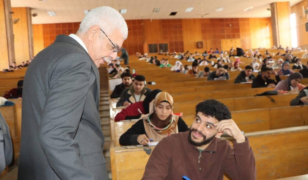 رئيس جامعة المنوفية يتفقد امتحانات كلية الحقوق