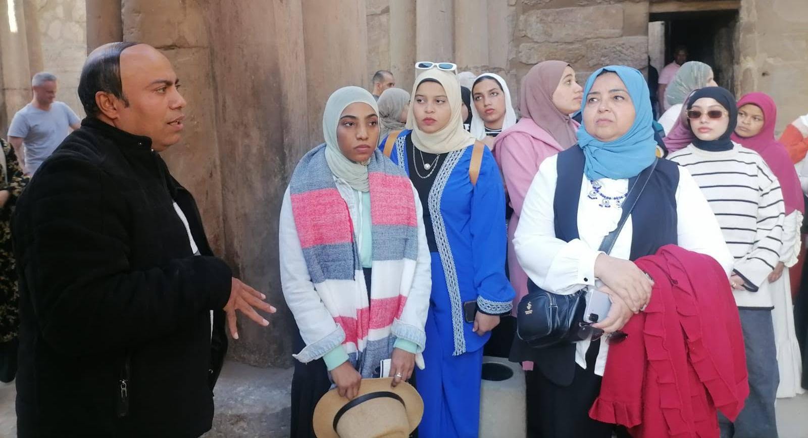 فتيات المحافظات الحدودية في جولة بمعبد الأقصر ضمن مشروع "أهل مصر"