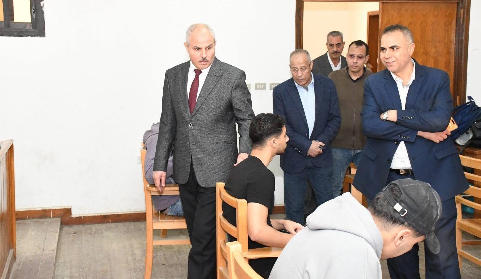رئيس جامعة قناة السويس يتفقد انتظام لجان امتحانات كلية الهندسة