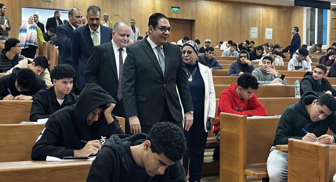 رئيس جامعة القاهرة يتفقد امتحانات الجامعة الأهلية والفرع الدولي