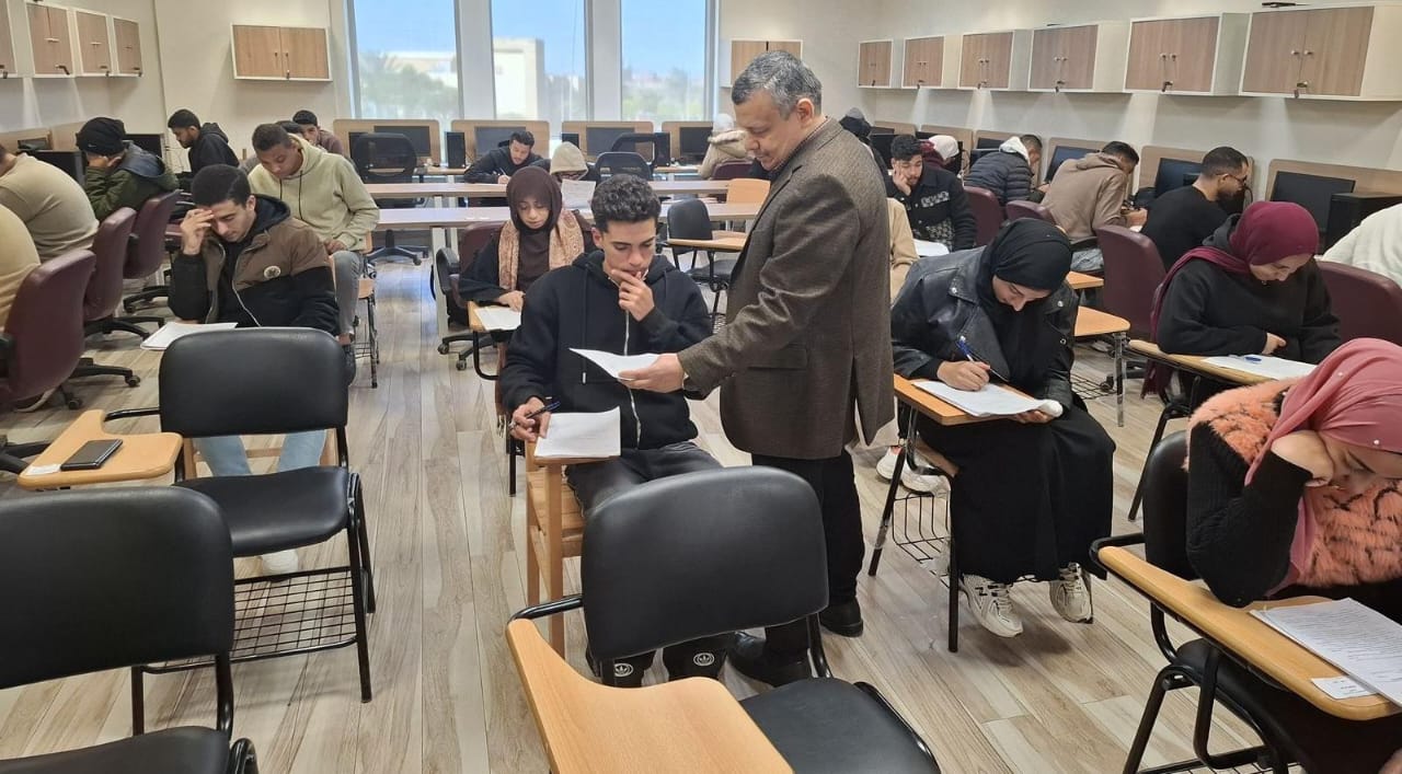 عميد "تكنولوجيا الصناعة والطاقة" يجامعة الدلتا التكنولوجية يتفقد سير الاختبارات