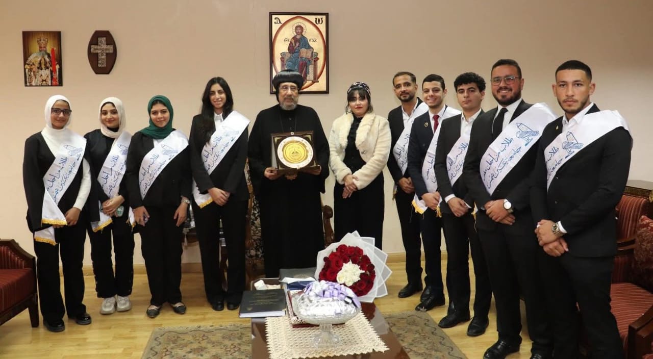 طلاب جامعة عين شمس يهنئون المركز الثقافي القبطي الأرثوذكسي بعيد الميلاد المجيد