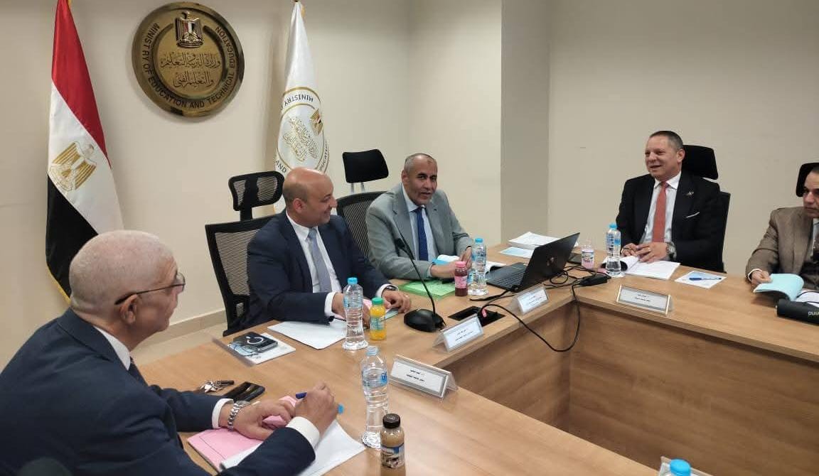رئيس جامعة دمياط يشارك في اجتماع مجلس إدارة المركز القومي للامتحانات بوزارة التربية والتعليم