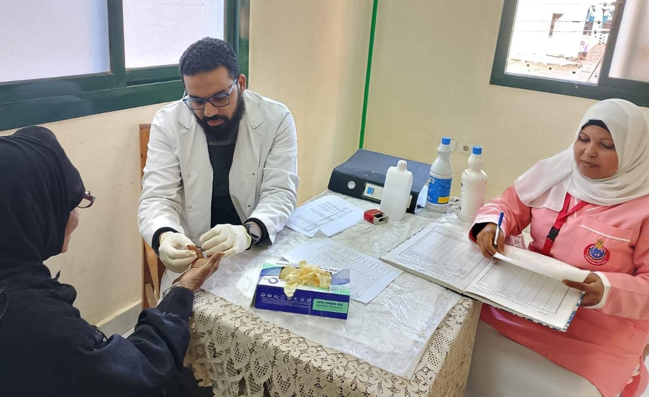 قافلة علاجية لخدمة المناطق الأكثر احتياجاً بمدينة إسنا