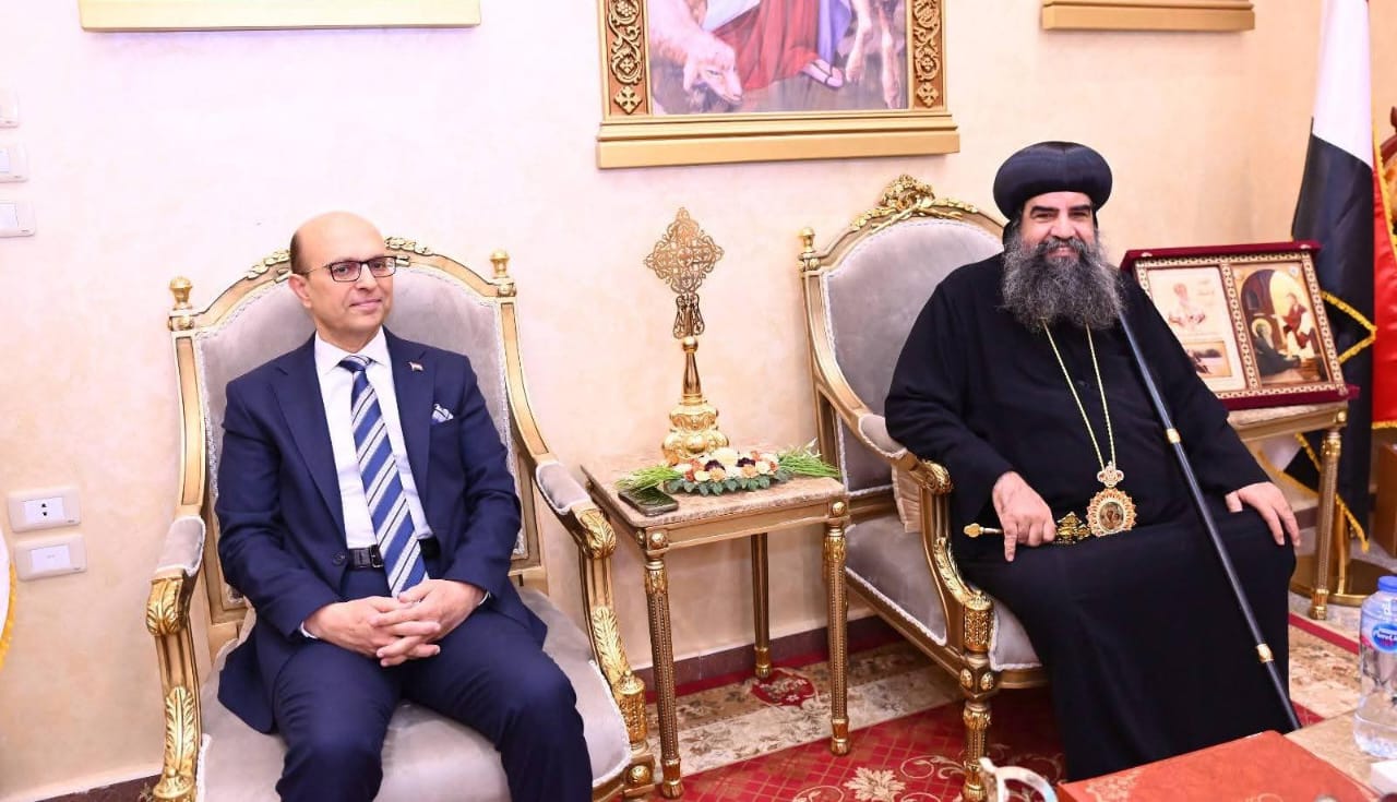 رئيس جامعة أسيوط يهنئ قداسة الأنبا بيسنتي أسقف أبنوب والفتح وأسيوط الجديدة بمناسبة عيد الميلاد المجيد