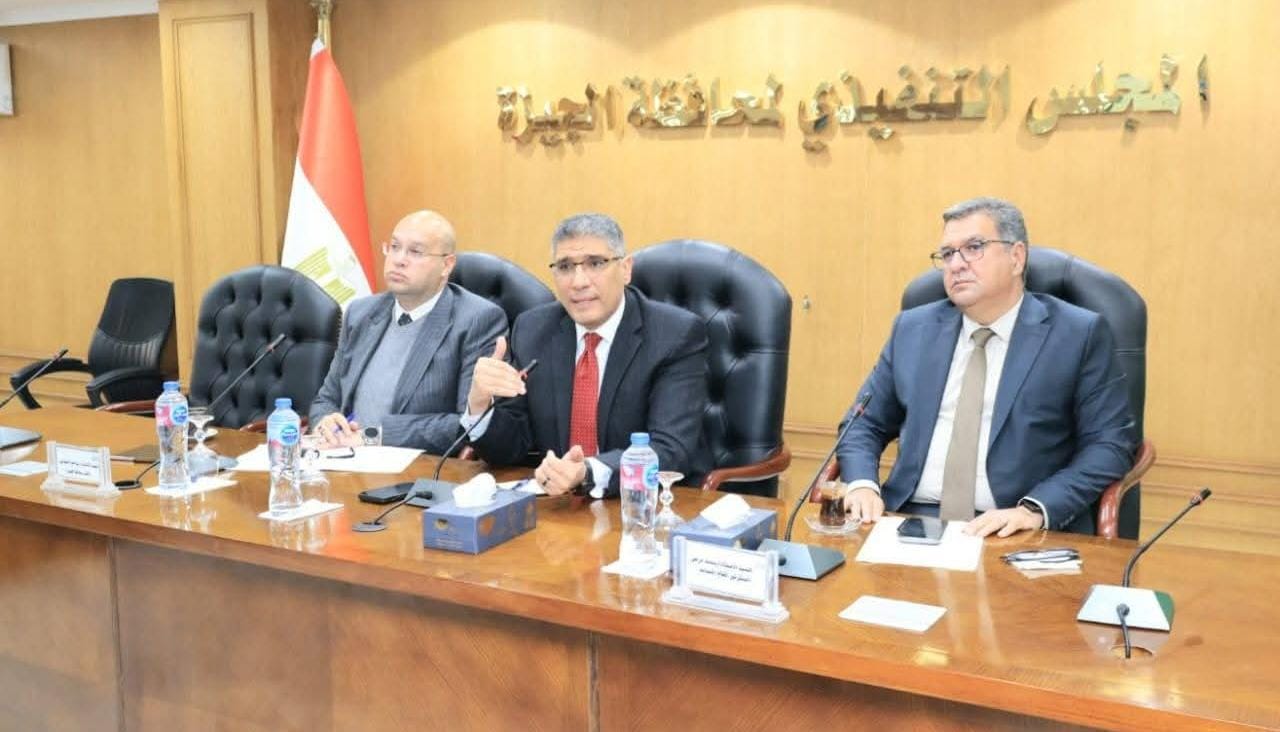 محافظ الجيزة يناقش تنفيذ المرحلة الأولى من تطوير طريق المنيب - لعياط بطول 21 كم