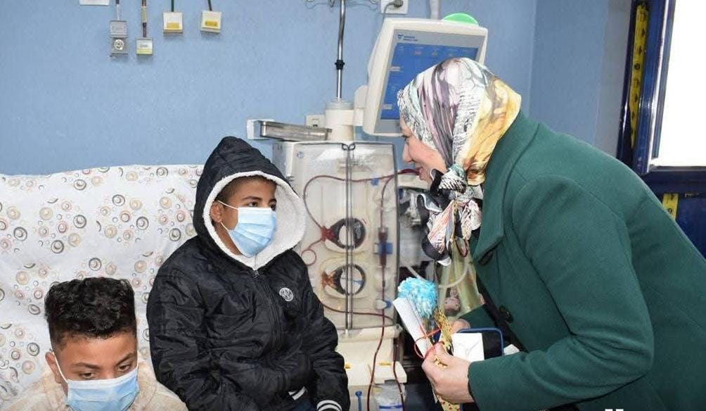 نائب رئيس جامعة بنها توزع الهدايا والورود على أطفال الغسيل الكلوي بالمستشفى الجامعى