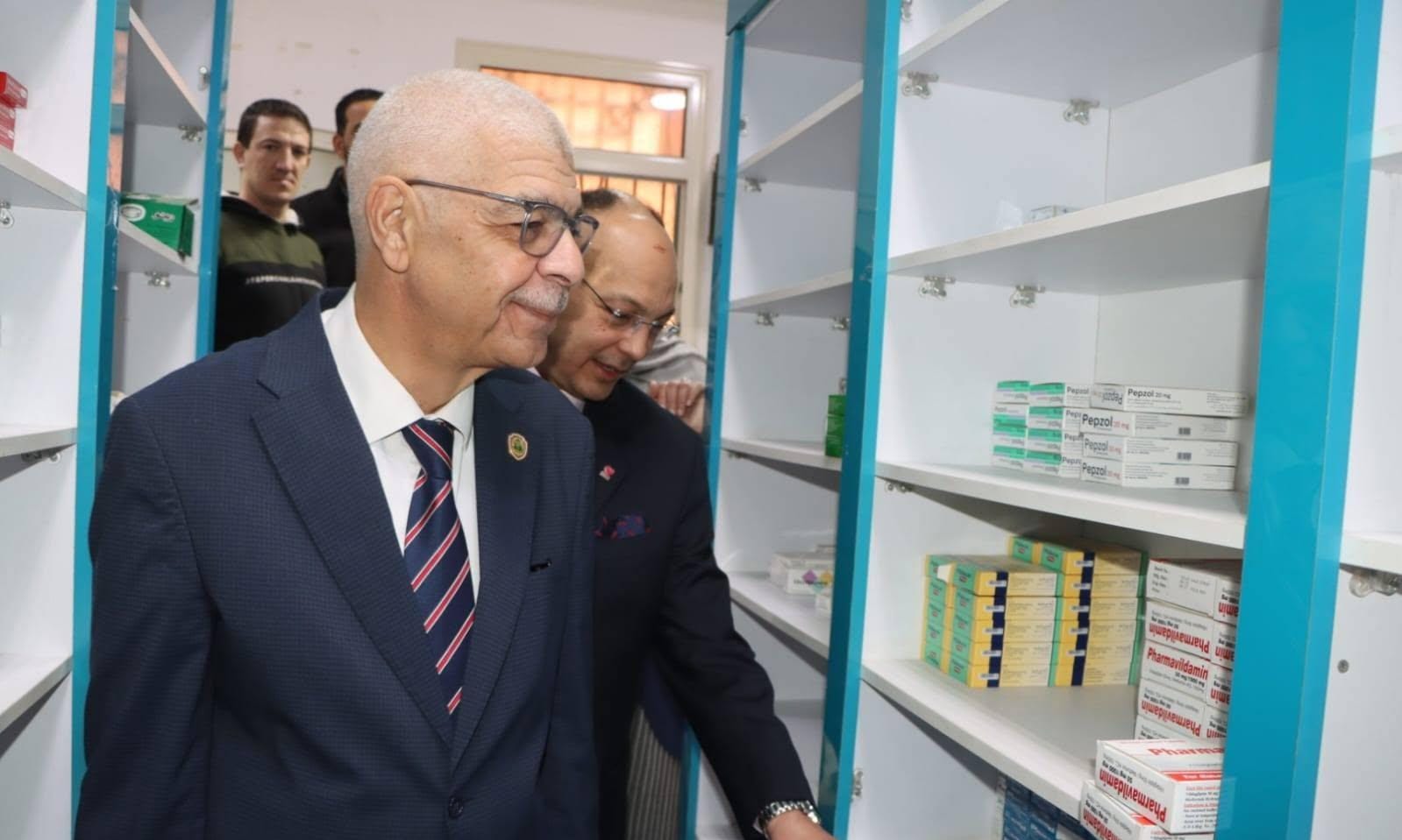 رئيس جامعة المنوفية يتفقد صيدلة الإسعاف