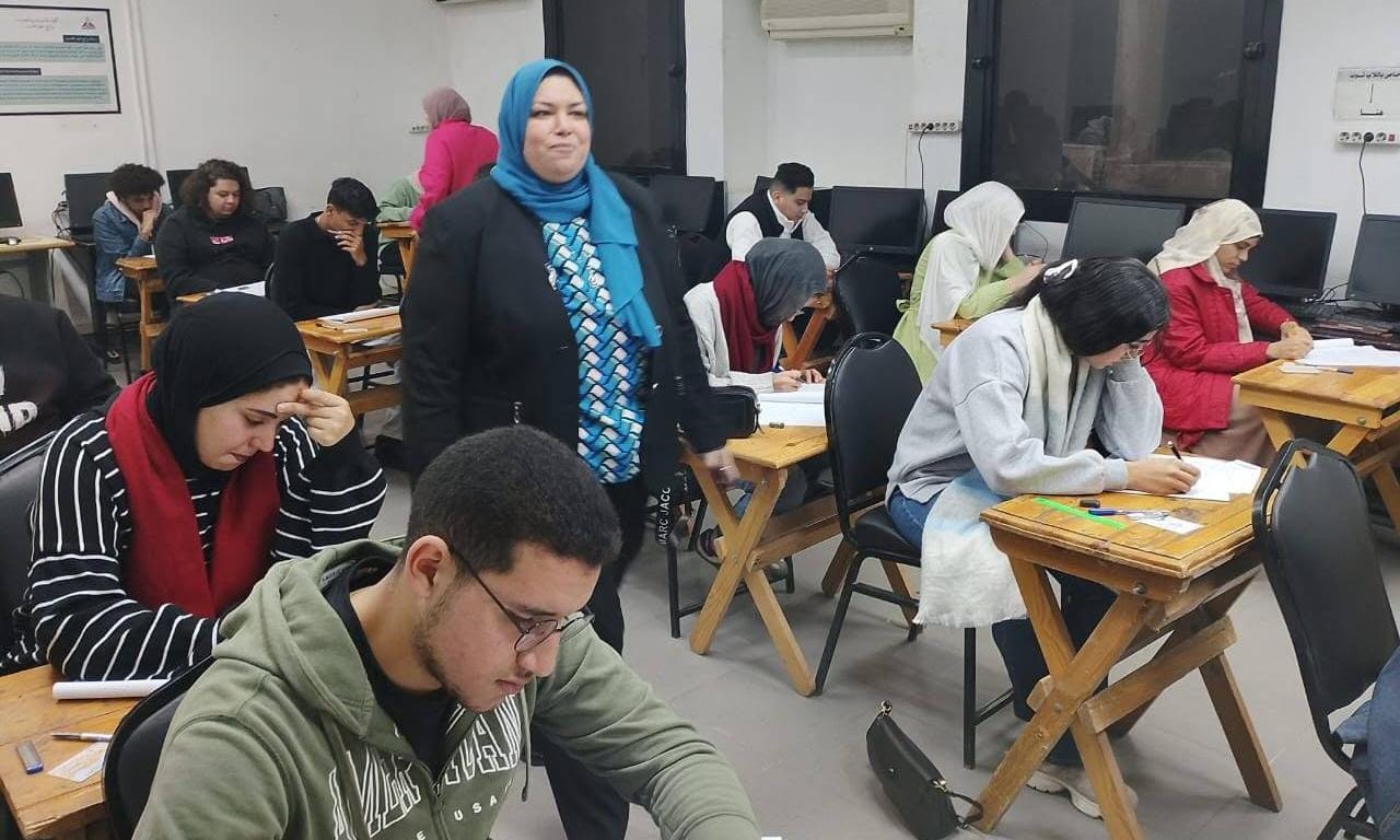 عميد كلية الحاسبات والمعلومات بجامعة عين شمس تتفقد سير امتحانات الفصل الدراسي