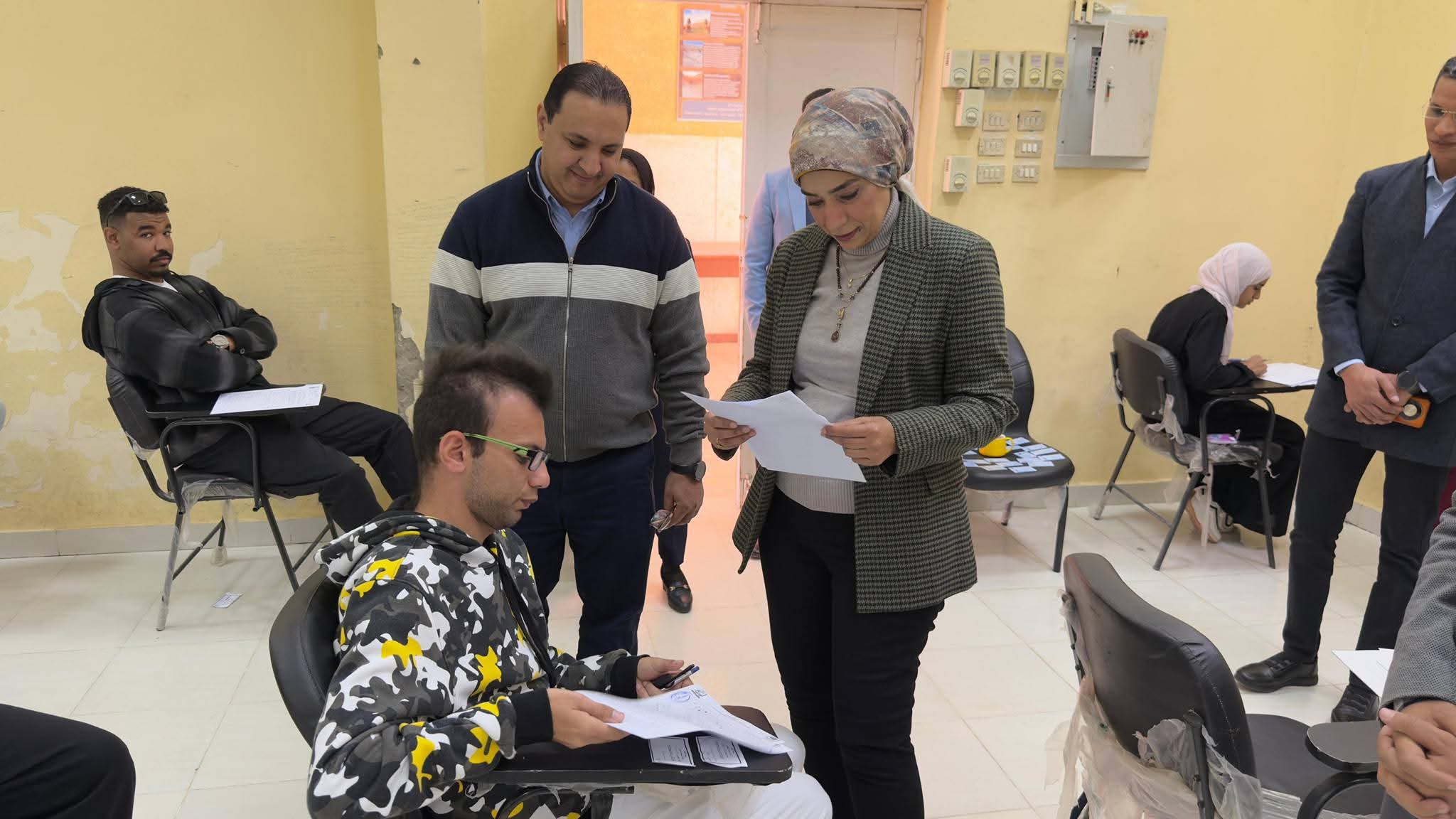 رئيس جامعة الأقصر تتفقد لجان امتحانات كلية السياحة والفنادق