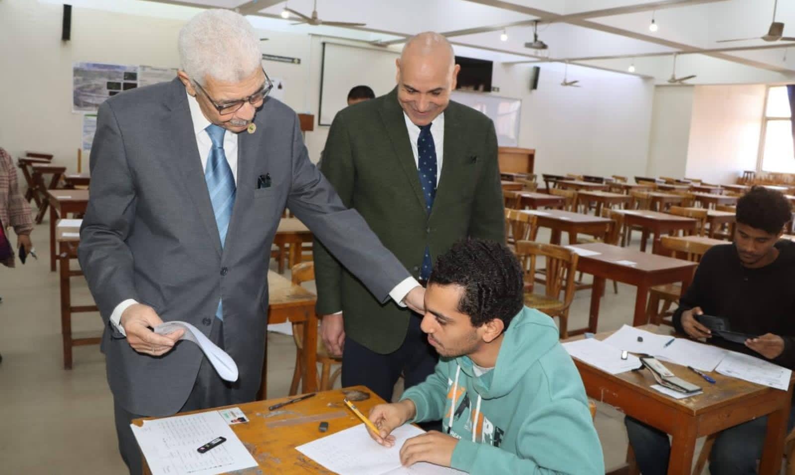 رئيس جامعة المنوفية يتفقد لجان امتحانات كلية الهندسة
