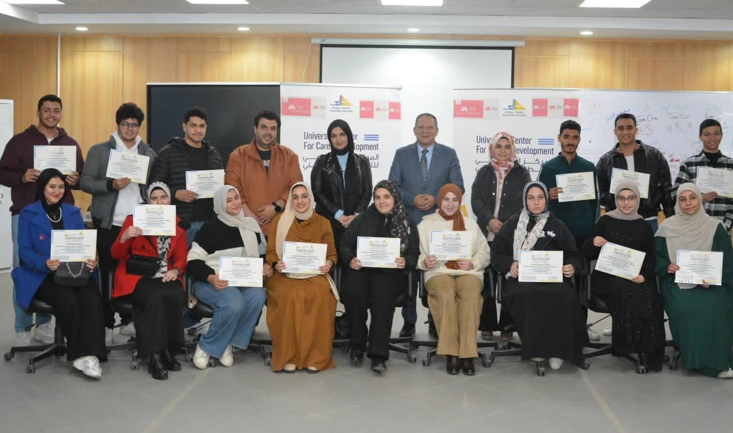 رئيس جامعة دمياط يسلم شهادات اجتياز دورة ريادة الأعمال لطلاب المركز الجامعي للتطوير المهني