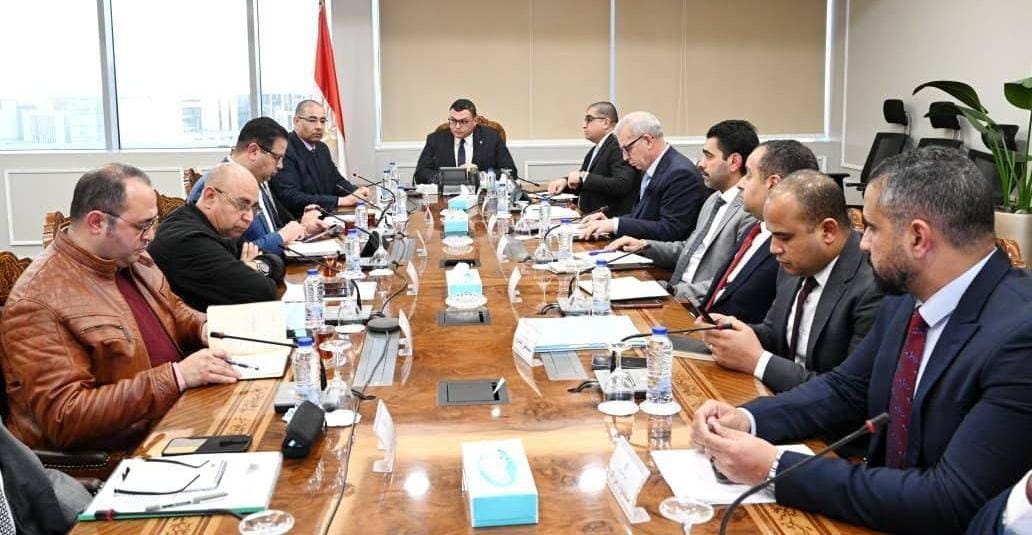 وزير الإسكان يتابع موقف مشروعات المرافق بالأراضي المضافة لعدد من المدن الجديدة