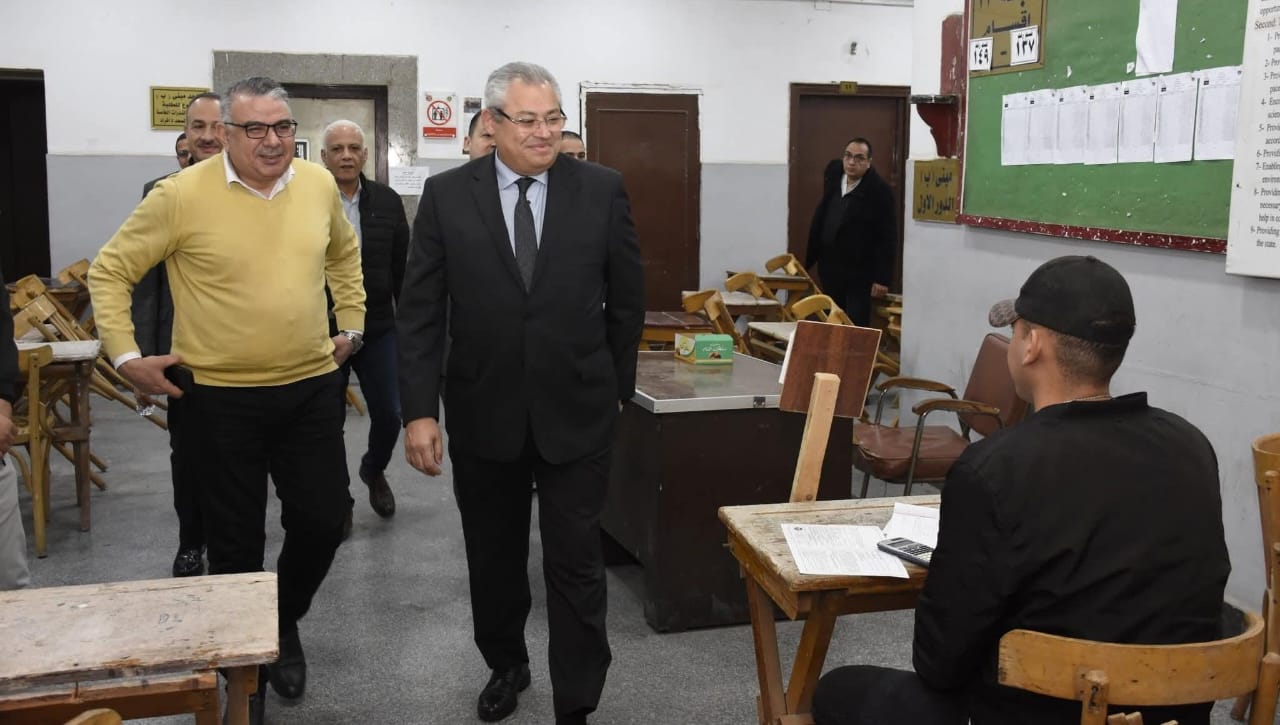 نائب رئيس جامعة عين شمس يتابع امتحانات الفصل الدراسي الأول بكليتي التجارة والألسن