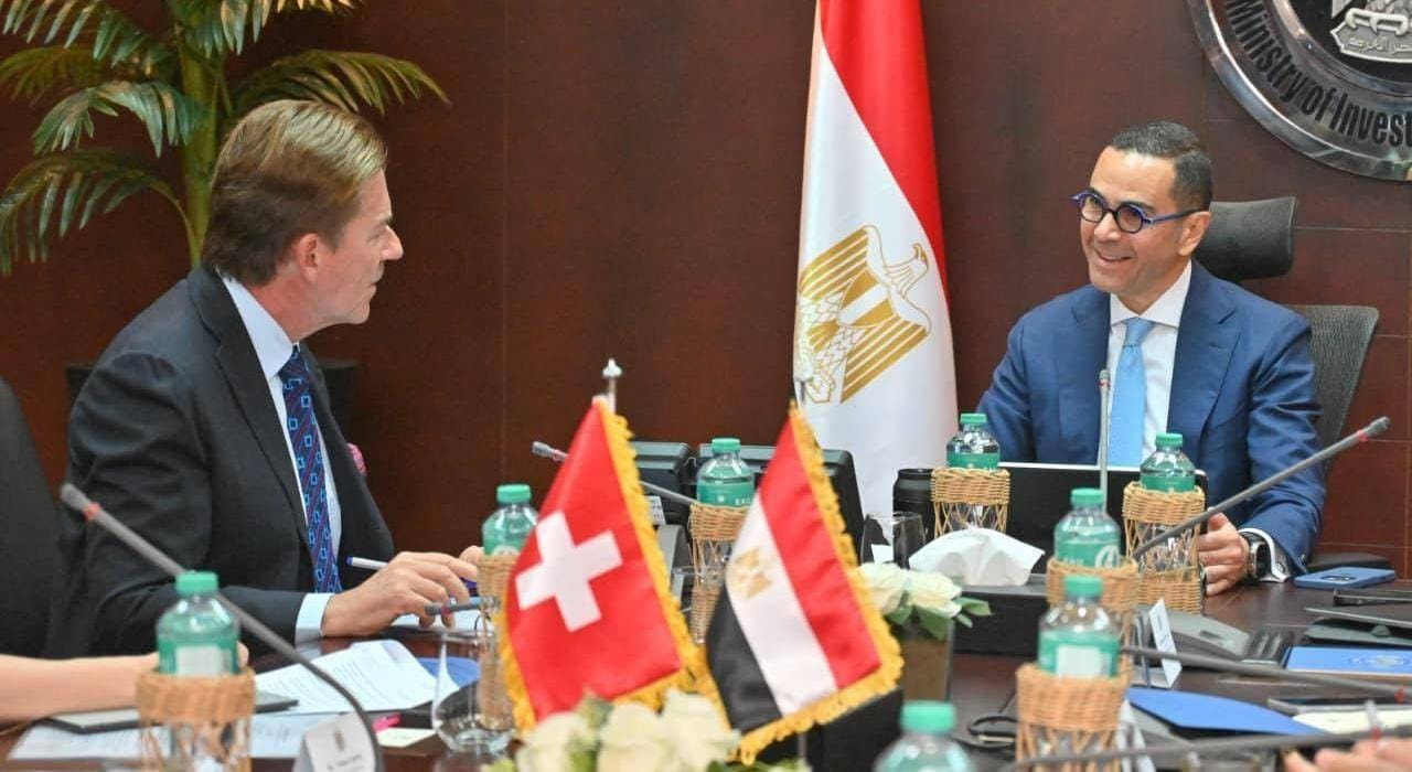 وزير الاستثمار يلتقي السفير السويسري بالقاهرة لبحث سبل تعزيز التعاون المشترك