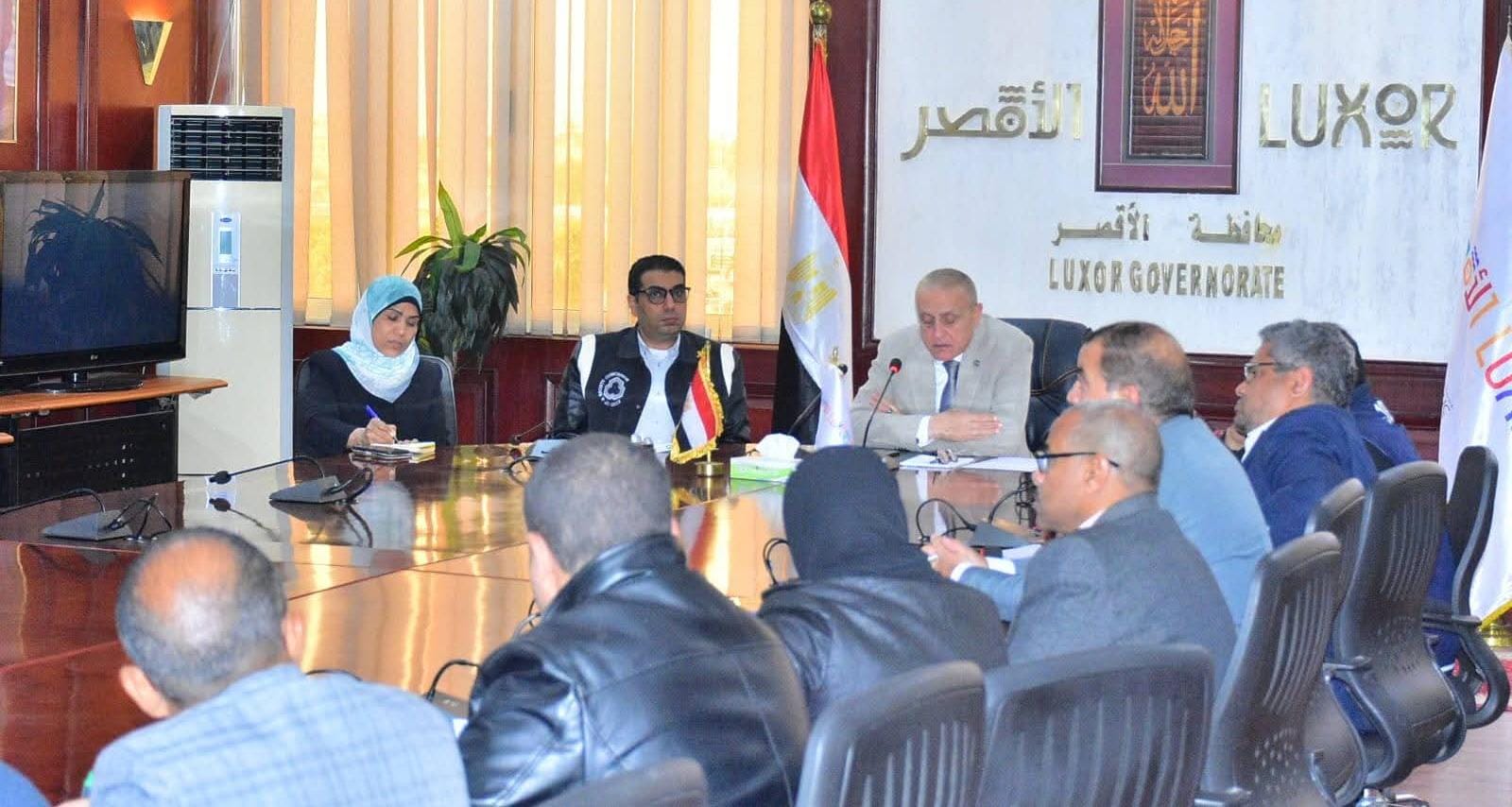 محافظ الأقصر يبحث الموقف التنفيذي لمشروعات الصرف الصحي في إسنا وأرمنت