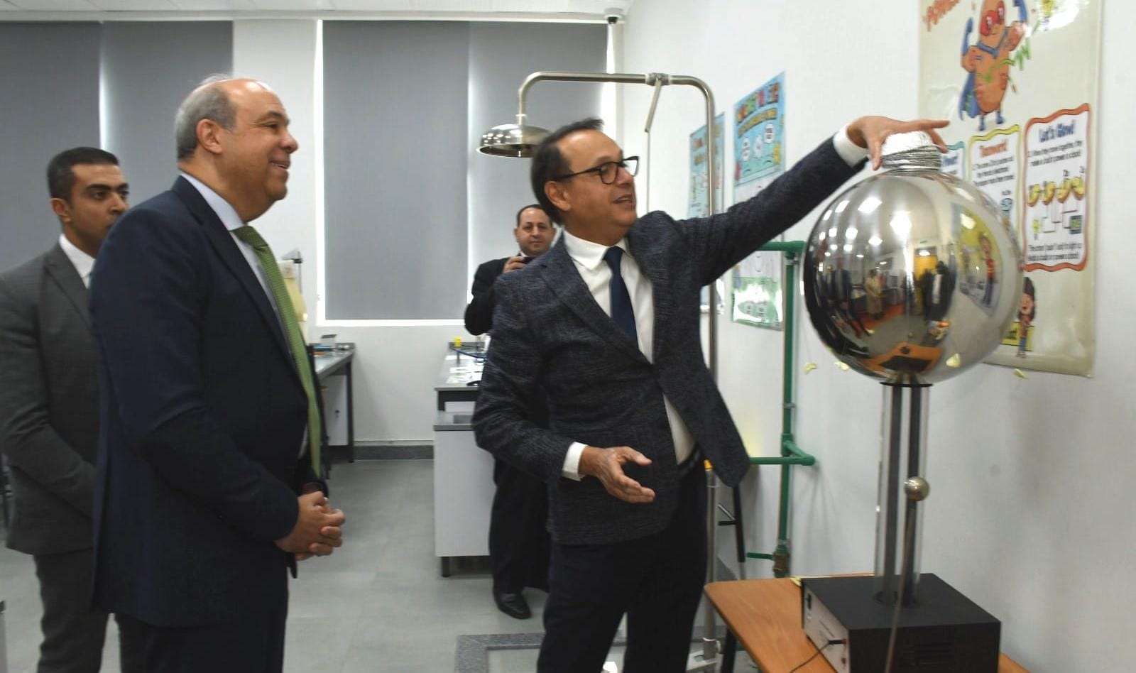 وزير الطيران يتفقد المجمع الصناعي والمدرسة الالمانية الدولية بحرم الجامعة الالمانية بالقاهرة