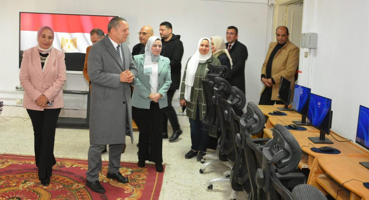 رئيس جامعة دمياط يفتتح معملاً جديداً للحاسب الآلي بكلية التربية