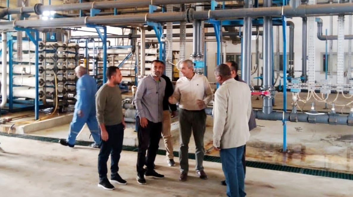 رئيس شركة مياه البحر الأحمر يقوم بجولة تفقدية لمحطات حلايب وابورماد