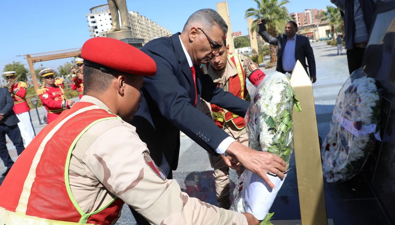 محافظ أسوان يضع إكليل الزهور على النصب التذكارى إحتفالات بالعيد القومى للمحافظة