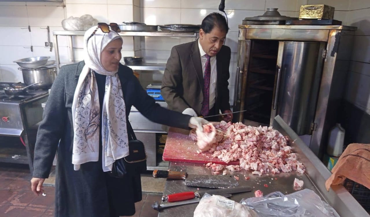 بيطرى الأقصر يضبط 75 كجم لحوم ودواجن غير صالحة للاستهلاك الآدمي داخل مطعمين