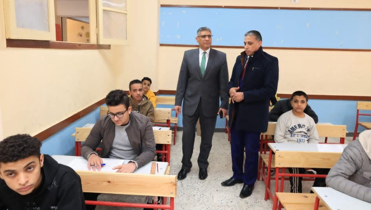 محافظ الجيزة يتفقد سير امتحانات الشهادة الإعدادية بمدارس العلم النافع والسلام بحي الهرم