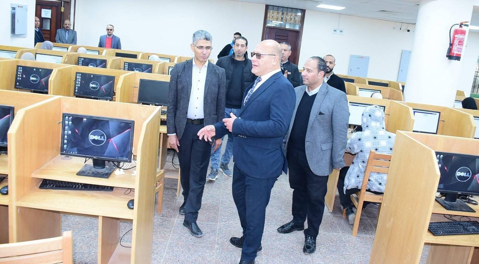 رئيس جامعة سوهاج يتفقد امتحانات كلية طب وجراحة الفم والأسنان