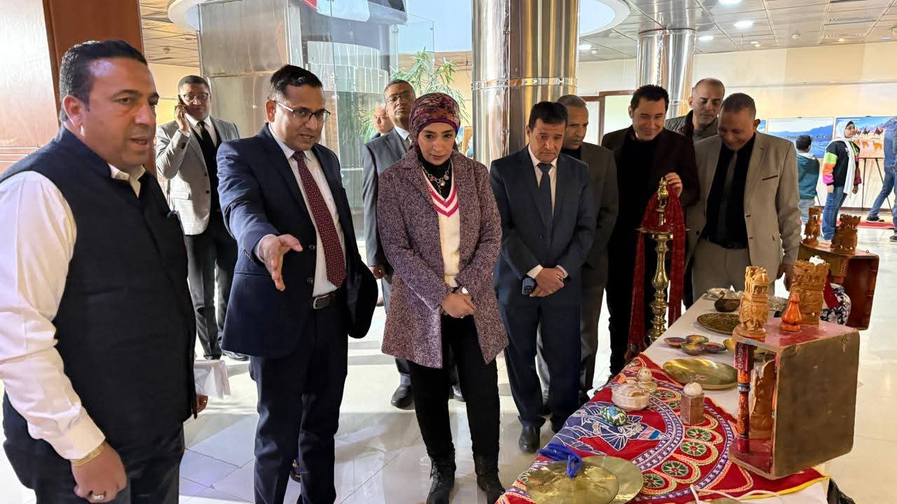 رئيس جامعة الأقصر تشارك في فعاليات اليوم الثقافي الهندي بمكتبة مصر العامة