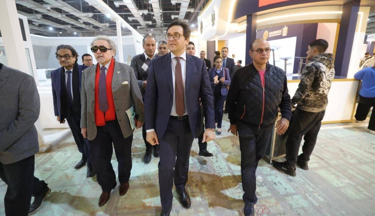 قبيل انطلاقه رسمياً.. وزير الثقافة يتفقد معرض القاهرة الدولي للكتاب
