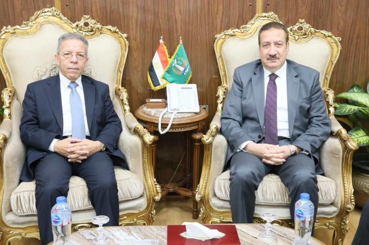 نقيب الأطباء يبحث مع محافظ المنوفية تحسين بيئة عمل الأطباء
