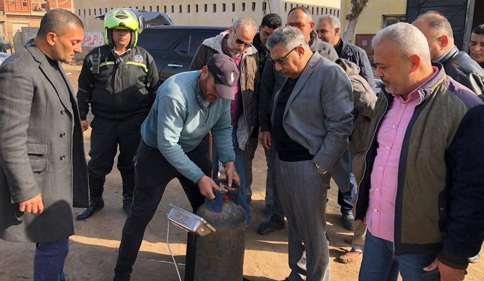 محافظ الدقهلية يفاجئ مخزن اسطوانات بوتاجاز عزبة أبو سليمان بمدينة دكرنس