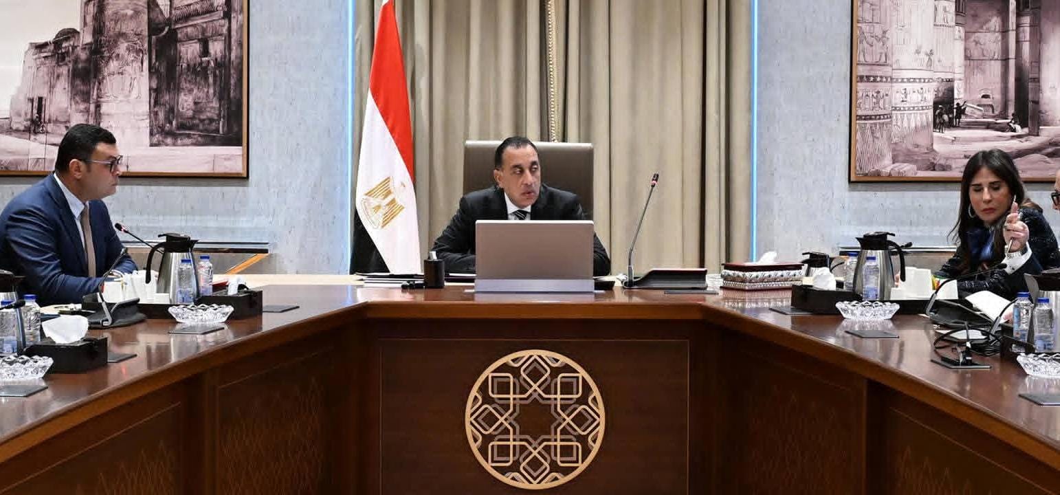 رئيس الوزراء يتابع عدداً من ملفات العمل مع وزير الإسكان