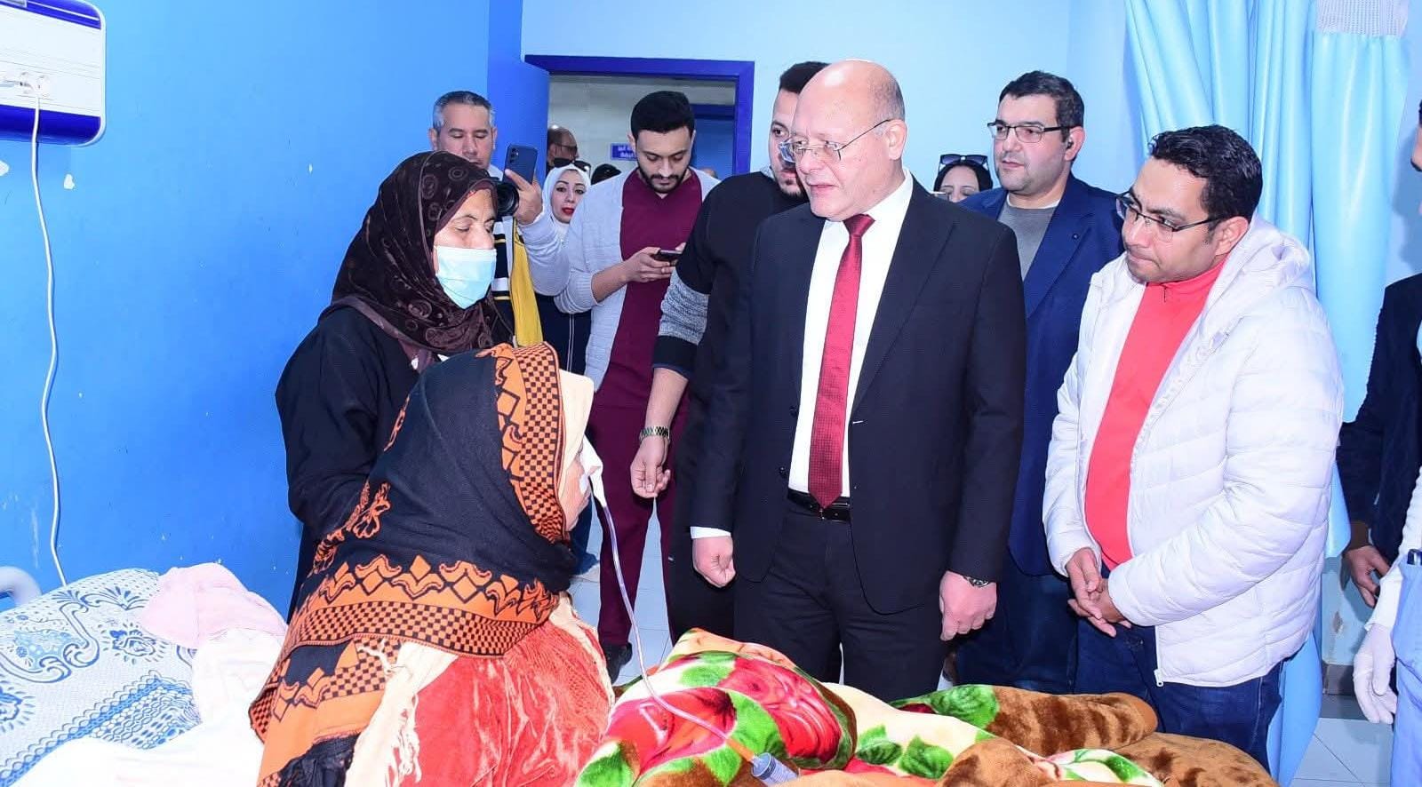 رئيس جامعة سوهاج يلتقي بالمرضى داخل مستشفى الطوارئ الجديد