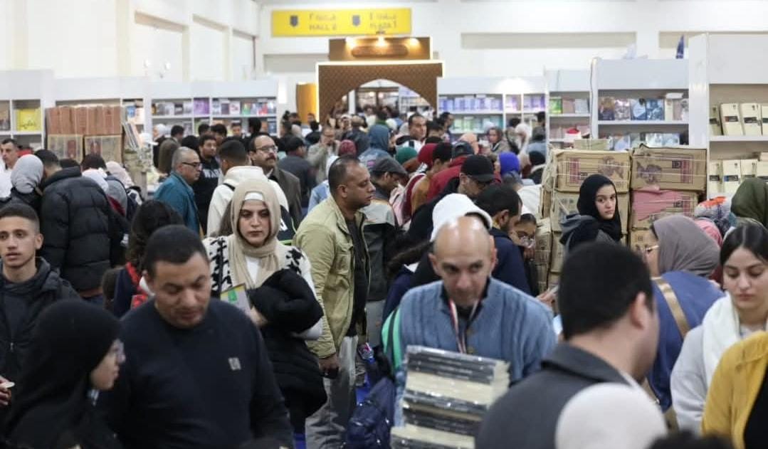 تخفيضات 20%.. إقبال جماهيري كبير على جناح هيئة الكتاب بمعرض القاهرة الدولى للكتاب