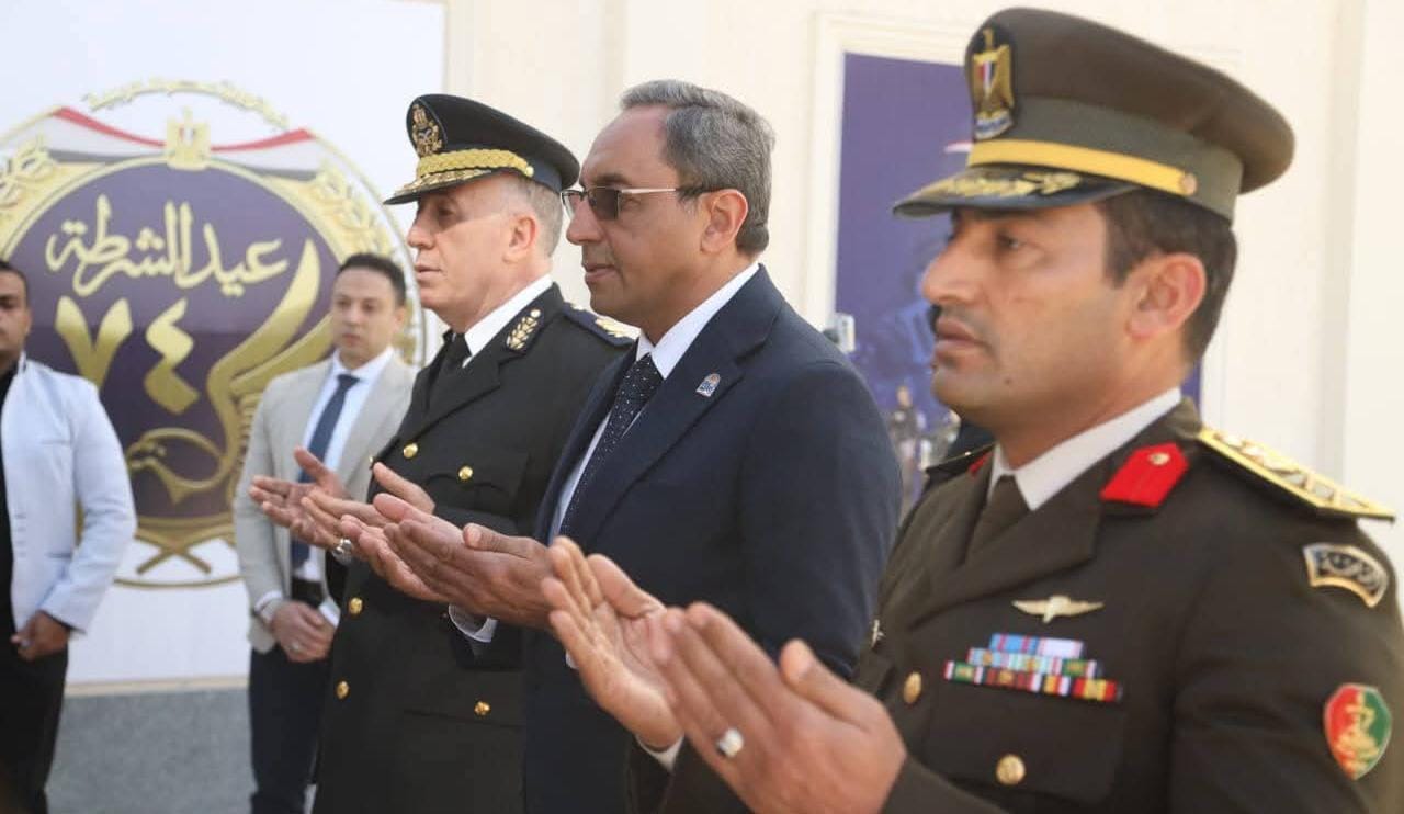 محافظ قنا ومدير الأمن يضعان إكليلاً من الزهور على النصب التذكاري لشهداء الشرطة