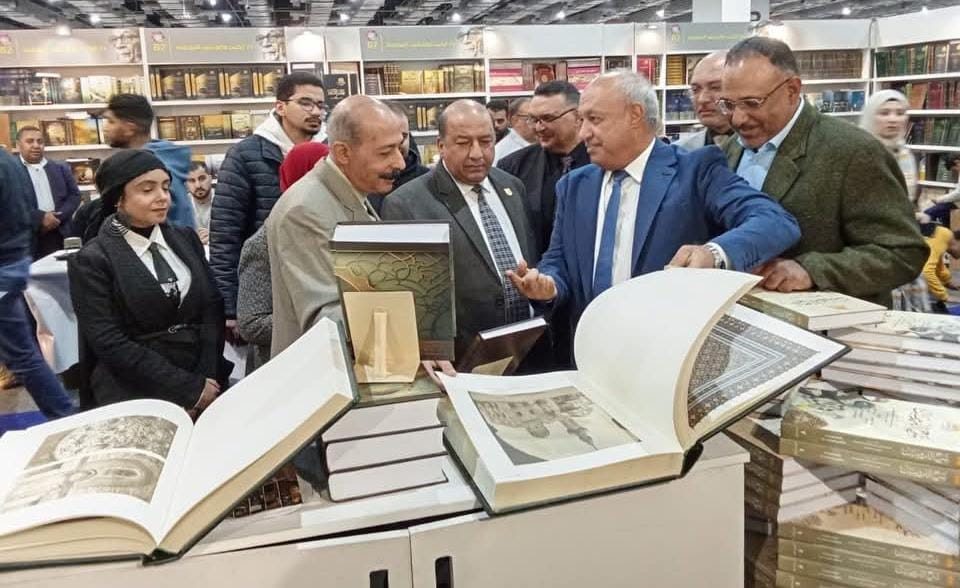 قيادات أكاديمية بجامعة القاهرة يزورون جناح دار الكتب والوثائق بمعرض الكتاب