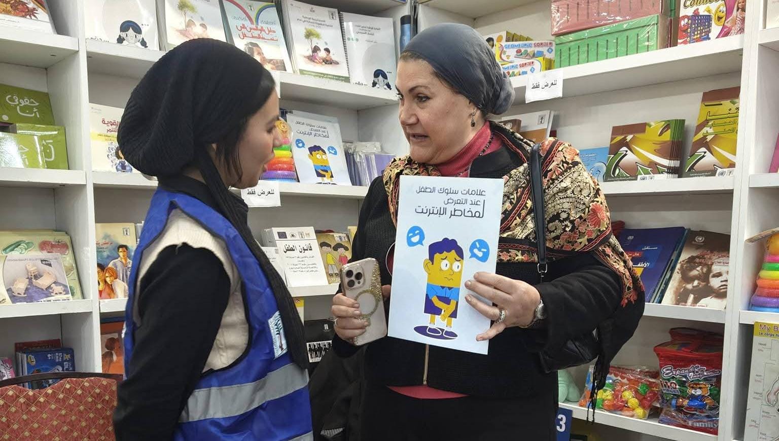 رئيسة المجلس القومي للطفولة والأمومة تتفقد جناح المجلس بمعرض الكتاب