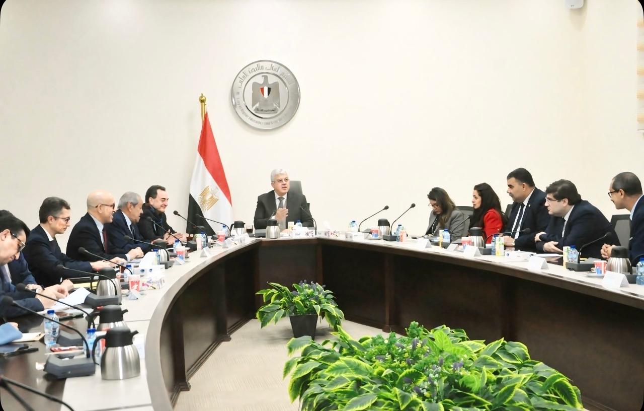 عاشور والسفير الفرنسي يتابعان الحرم الجامعي الجديد للجامعة الفرنسية في مصر
