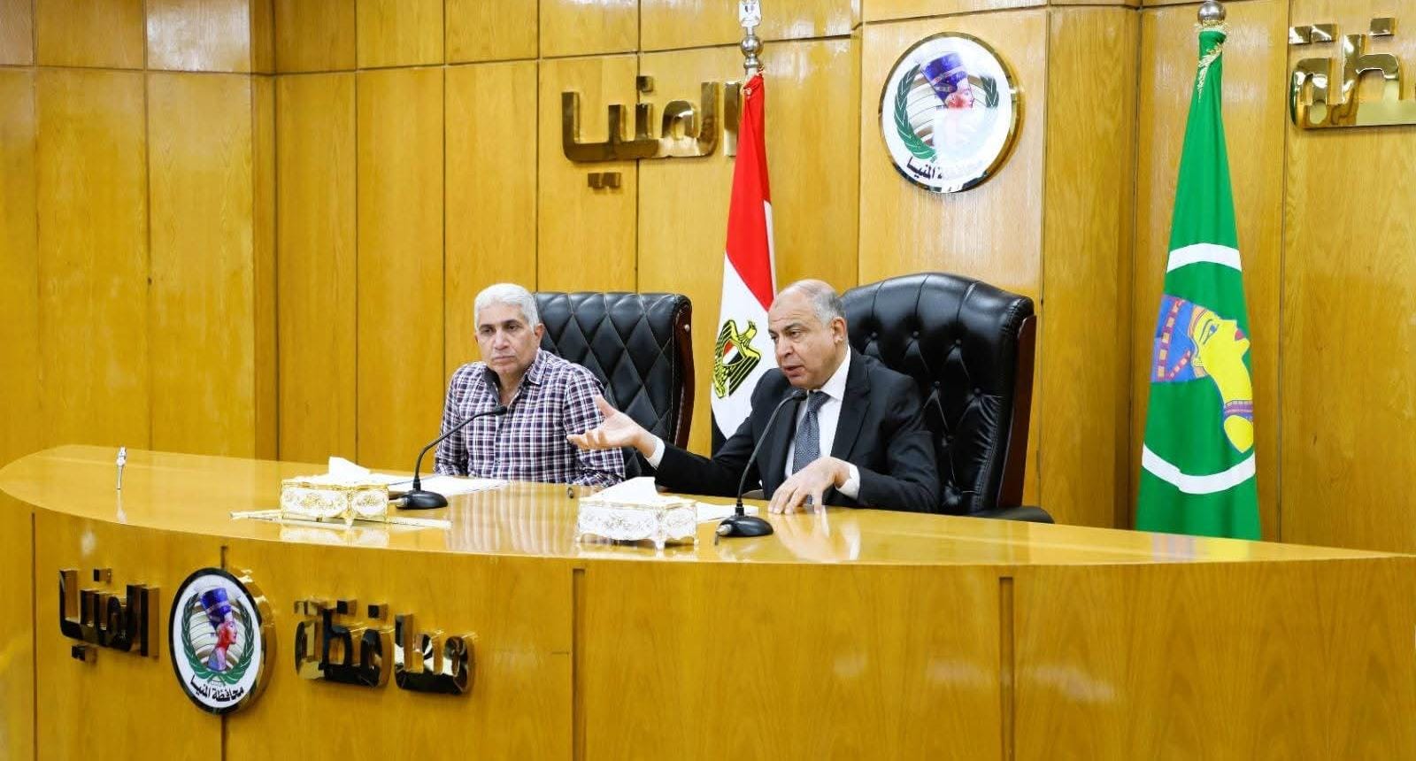 محافظ المنيا يبحث خطة دعم الاستثمار وتذليل العقبات أمام المستثمرين