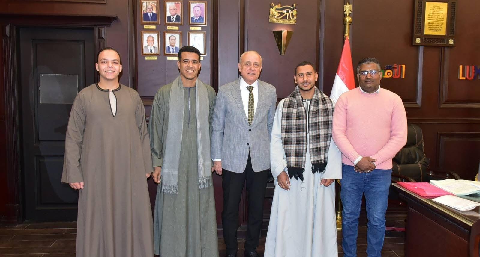محافظ الأقصر يستقبل أهالي قرية طفنيس المطاعنة لبحث عدد من مطالب القرية