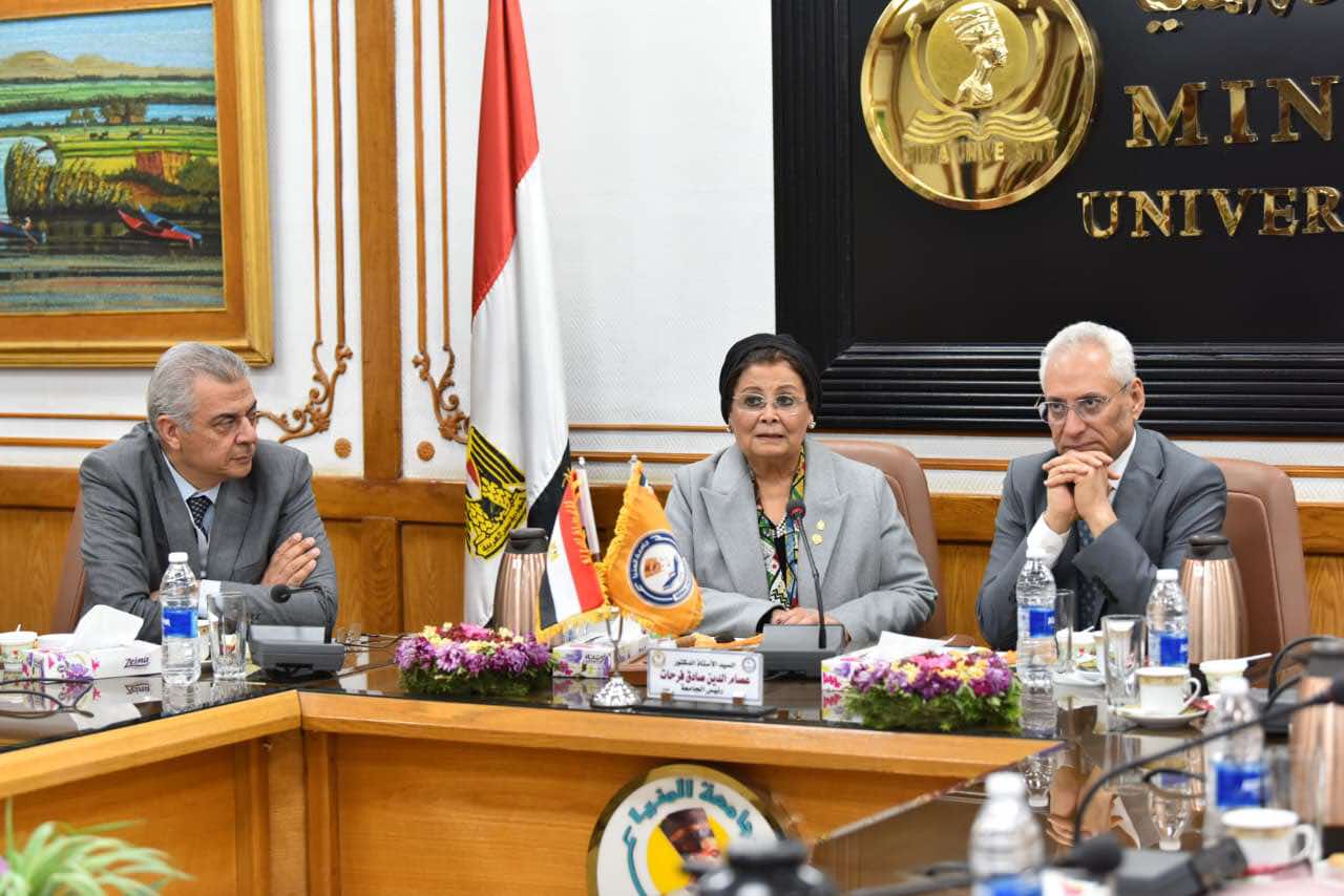 نائب وزير الصحة توجه بسد العجز في مستلزمات رعاية الأمومة والطفولة بالمنيا
