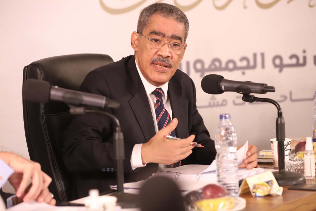 ضياء رشوان يقترح حظر استخدام الهواتف في المدارس: مطبق في 60 دولة